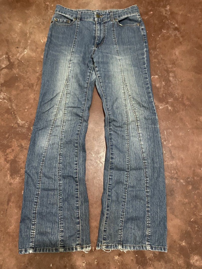Y2K Vintage multi-panel flare mid~rise (Category: Jeans) located in Malita. Submitted by ronnyboi (Listing ID 1459638068, Image 1). Description: W:29 L:38 T:11 H:9 Mine:500.