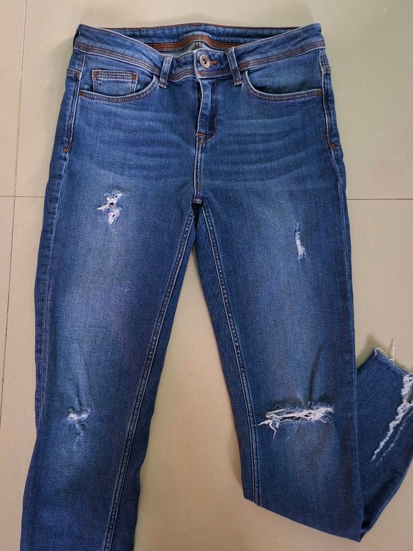 ZARA BASIC DENIM (Category: Jeans) located in Tabaco. Submitted by banananutellacrepe (Listing ID 1459555264, Image 3). Description: - Zara Basic Z1975 Denim - ripped jeans - frayed hems - size: 26 - length: 35.