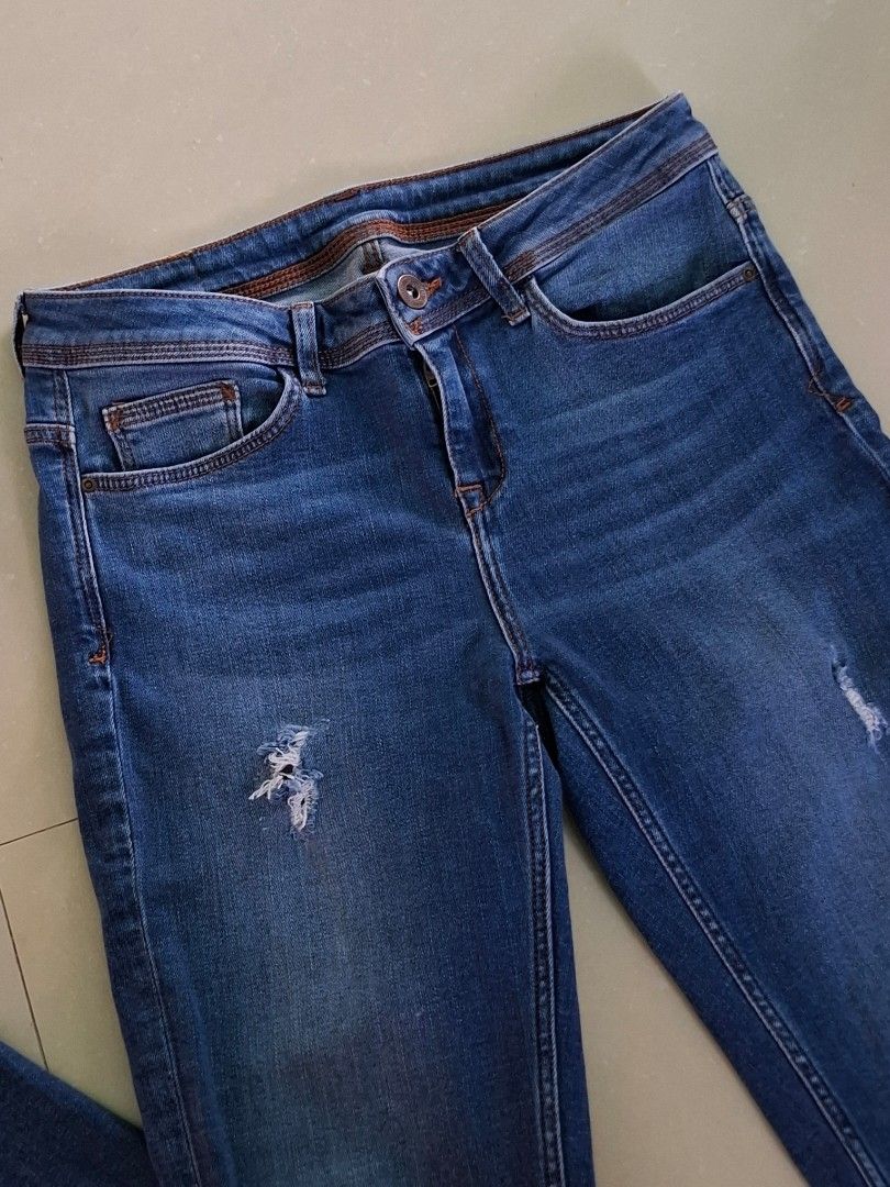 ZARA BASIC DENIM (Category: Jeans) located in Tabaco. Submitted by banananutellacrepe (Listing ID 1459555264, Image 2). Description: - Zara Basic Z1975 Denim - ripped jeans - frayed hems - size: 26 - length: 35.