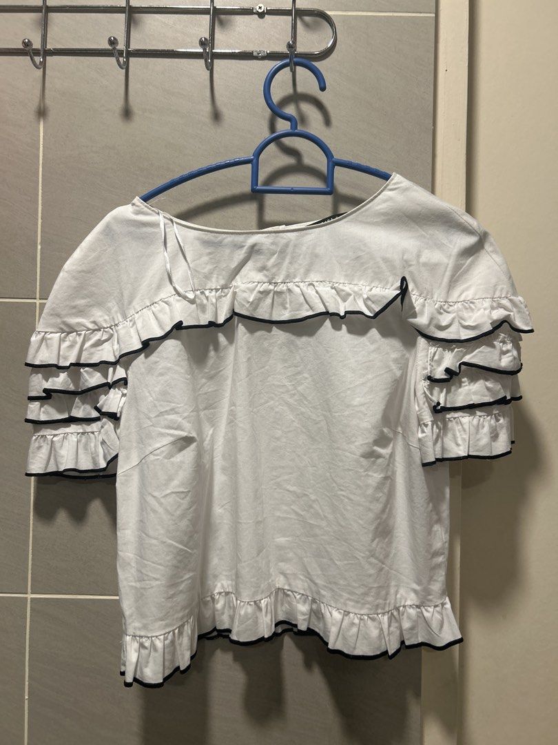 Zara Basic White Ruffle Top (Category: Blouses) located in Subang Jaya. Submitted by relivecorner. (Listing ID 1459617653, Image 1). Description: - Never wore much - Just need some ironing and it will be just fine -9/10 condition ~~~ - PREFER PICKUP / MEET-UP - PRICE IS NOT INCLUDED WITH POSTAGE - ADDITIONAL (RM10) FOR POSTAGE !.