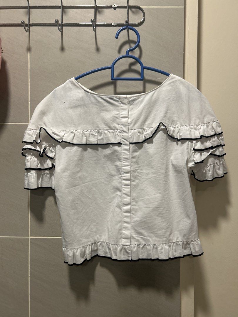 Zara Basic White Ruffle Top (Category: Blouses) located in Subang Jaya. Submitted by relivecorner. (Listing ID 1459617653, Image 2). Description: - Never wore much - Just need some ironing and it will be just fine -9/10 condition ~~~ - PREFER PICKUP / MEET-UP - PRICE IS NOT INCLUDED WITH POSTAGE - ADDITIONAL (RM10) FOR POSTAGE !.