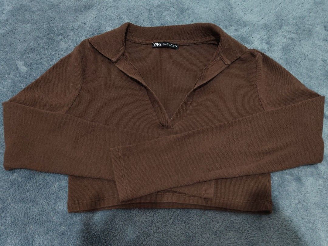 Zara Brown Ribbed Collared Cropped Long Sleeve Top (Category: Longsleeves) located in San Juan City. Submitted by rhennx (Listing ID 1459656532, Image 1). Description: 📏 FIT: S–M 🎨 COLOR: Chocolate Brown • The color in this photo may appear different due to lighting. 📐 LENGTH: 15 ⚠️ ISSUE: Discoloration 📌 RFS: DECLUTTERING ‼️ Please note that the actual color may slightly vary due to lighting and screen settings. 🚚 MOD: • Lalamove (Shipping 