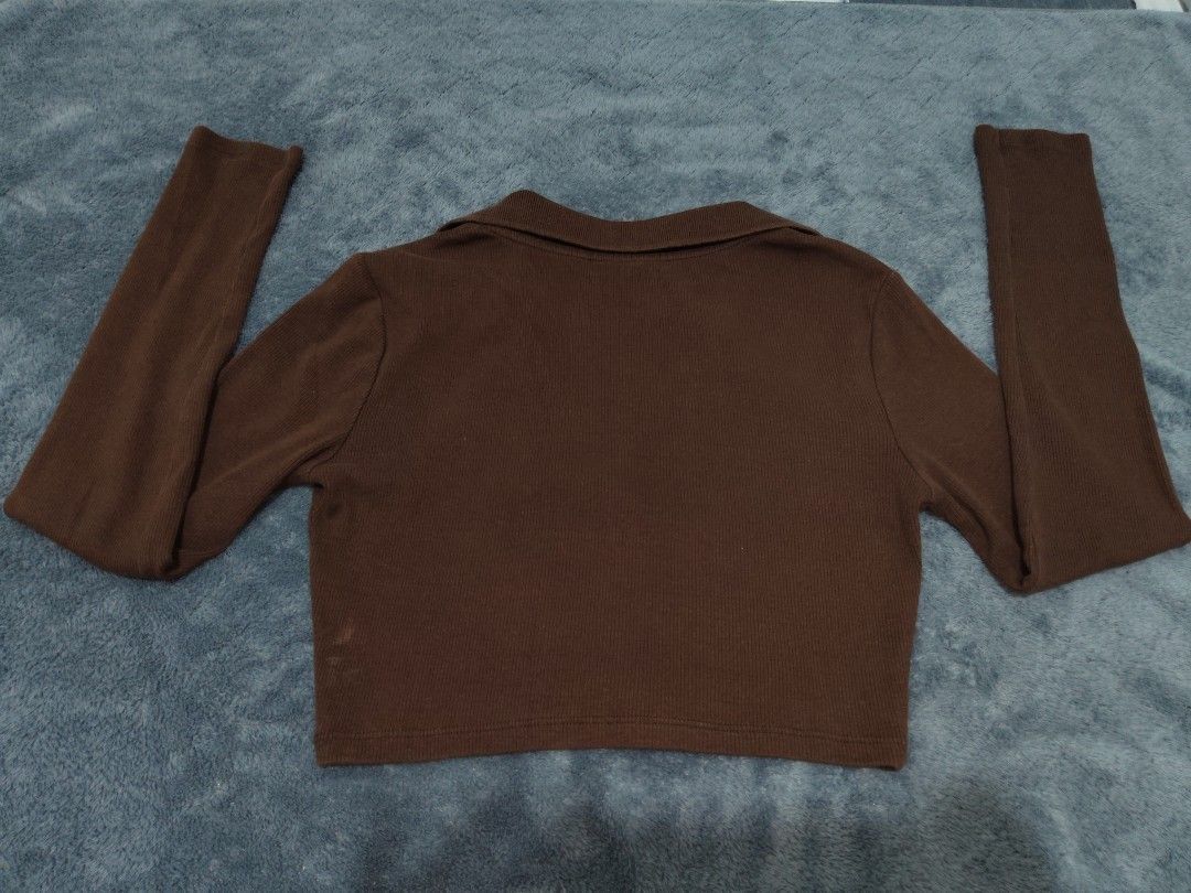 Zara Brown Ribbed Collared Cropped Long Sleeve Top (Category: Longsleeves) located in San Juan City. Submitted by rhennx (Listing ID 1459656532, Image 2). Description: 📏 FIT: S–M 🎨 COLOR: Chocolate Brown • The color in this photo may appear different due to lighting. 📐 LENGTH: 15 ⚠️ ISSUE: Discoloration 📌 RFS: DECLUTTERING ‼️ Please note that the actual color may slightly vary due to lighting and screen settings. 🚚 MOD: • Lalamove (Shipping 