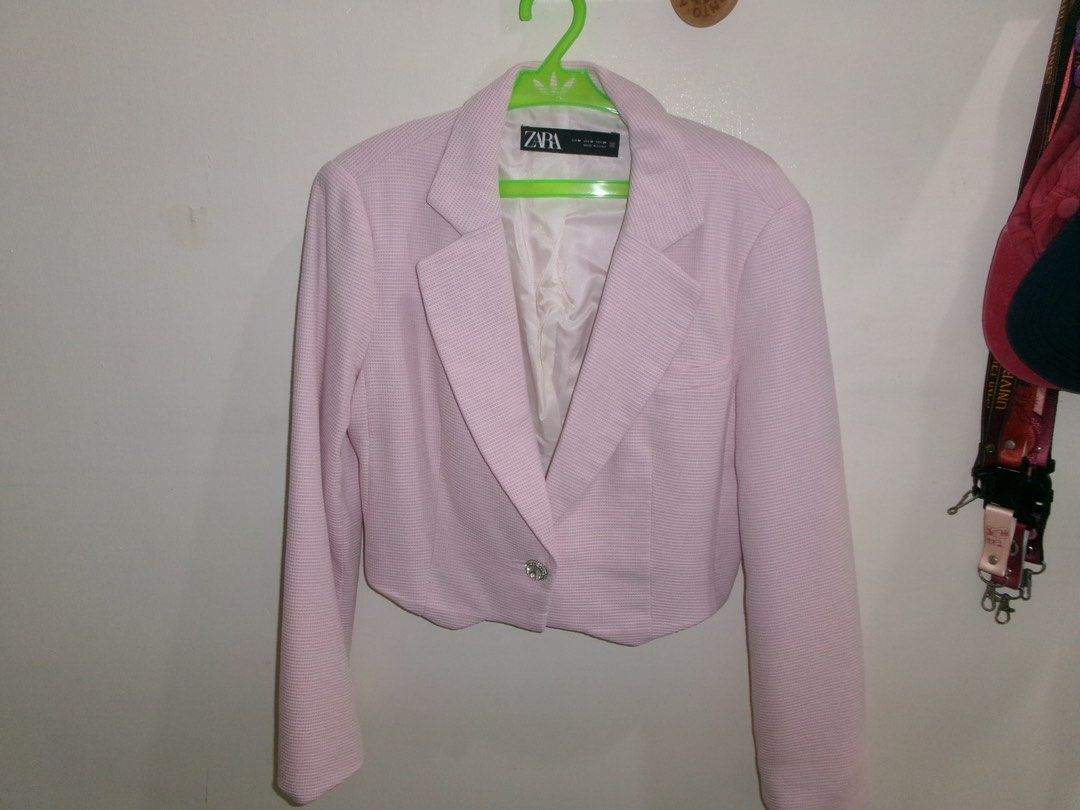 zara cropped blazer (Category: Others Tops) located in Quezon City. Submitted by natatogalibut (Listing ID 1459518737, Image 2). Description: only used twice cropped, light pink .