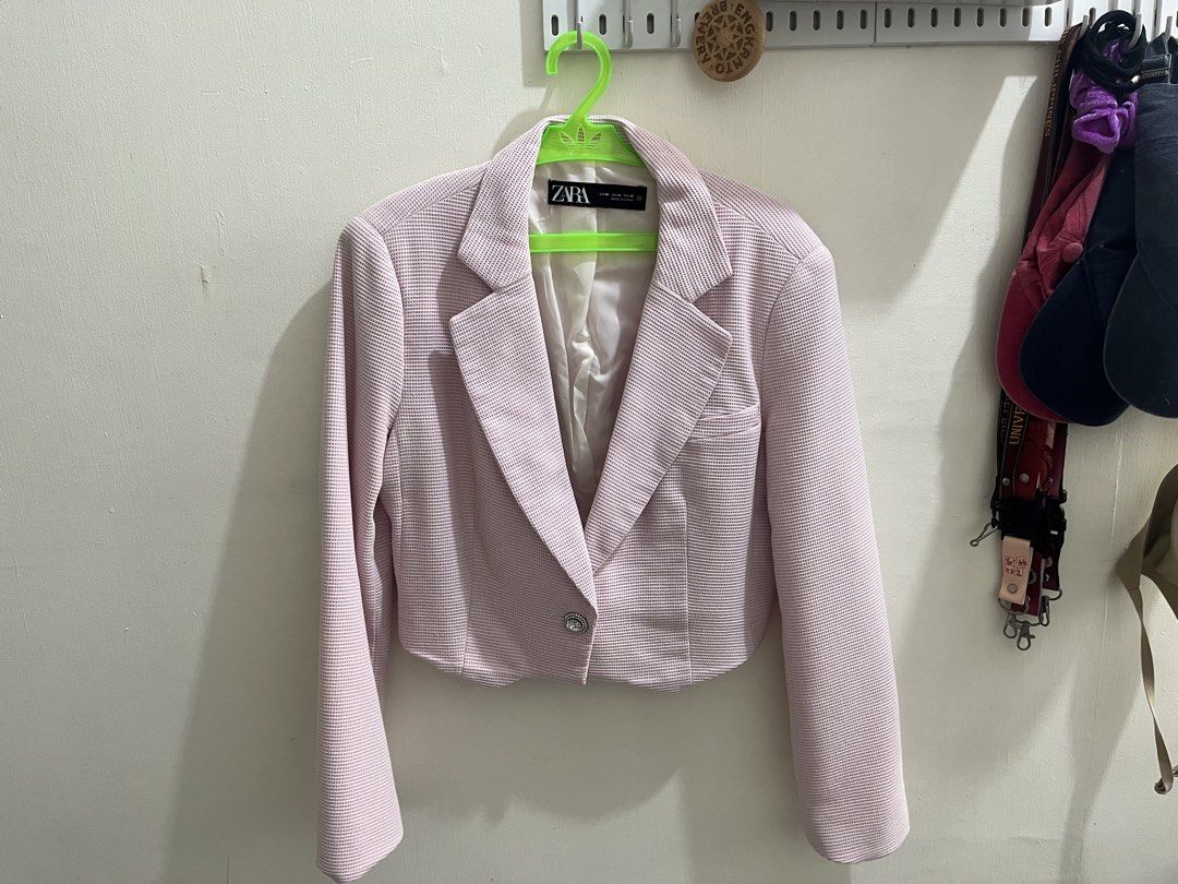 zara cropped blazer (Category: Others Tops) located in Quezon City. Submitted by natatogalibut (Listing ID 1459518737, Image 1). Description: only used twice cropped, light pink .