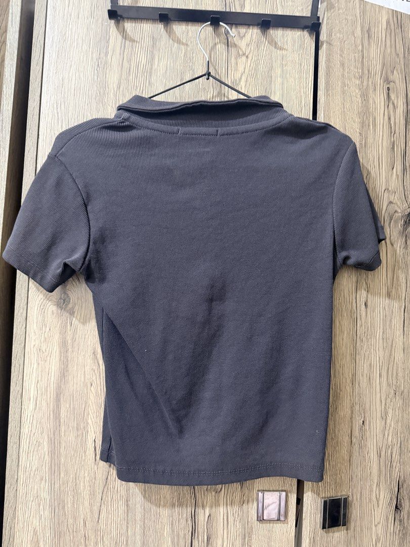 Zara Ribbed Cropped Polo Shirt (Category: Shirts) located in Manila. Submitted by nicss09_ (Listing ID 1459569902, Image 2). Description: - Zara grey ribbed cropped polo shirt - Size: xs-s.