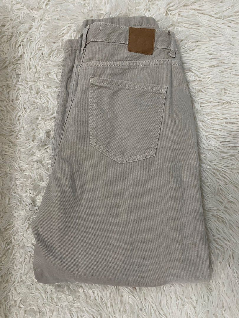 Zara Wideleg Mom Jeans Tips (Category: Jeans) located in Iligan City. Submitted by bartolorec40249 (Listing ID 1459535689, Image 2). Description: Good condition No flaws L:38/39 26-28.