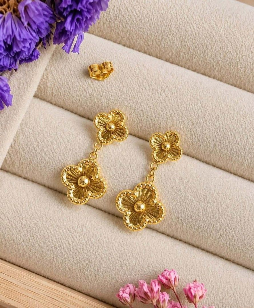 18K Saudi Gold Clover Dangling Earrings (Category: Earrings) located in Caloocan City. Submitted by cheskhaionlinestore2.0 (Listing ID 1459735924, Image 2). Description: 18K Pure Saudi Gold Clover Danggling Earrings ₱4550 only 📌 🍒 Pawnable/ Nasasangla💯 🍒 Brandnew 💯 🍒 Ship via JNT/ LBC 🍒 Lalamove for same day delivery 🍒 We accept COD COP with downpayment to avoid cancellation of orders ⚡ How to Order? Please feel free to message us directl