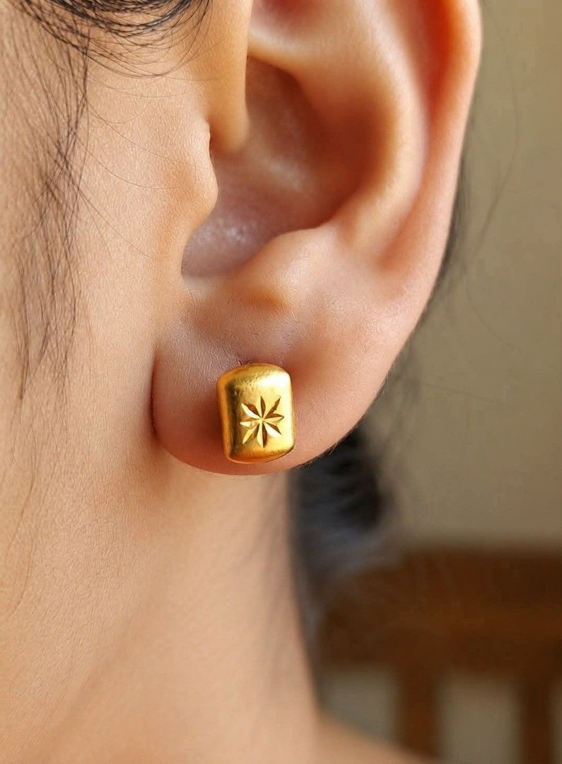 18K Saudi Gold Square Sinag Earrings (Category: Earrings) located in Caloocan City. Submitted by cheskhaionlinestore2.0 (Listing ID 1459734011, Image 1). Description: 18K Pure Saudi Gold Square Sinag Earrings ₱4000 only 📌 🍒 Pawnable/ Nasasangla💯 🍒 Brandnew 💯 🍒 Ship via JNT/ LBC 🍒 Lalamove for same day delivery 🍒 We accept COD COP with downpayment to avoid cancellation of orders ⚡ How to Order? Please feel free to message us directly 🙏🏻 