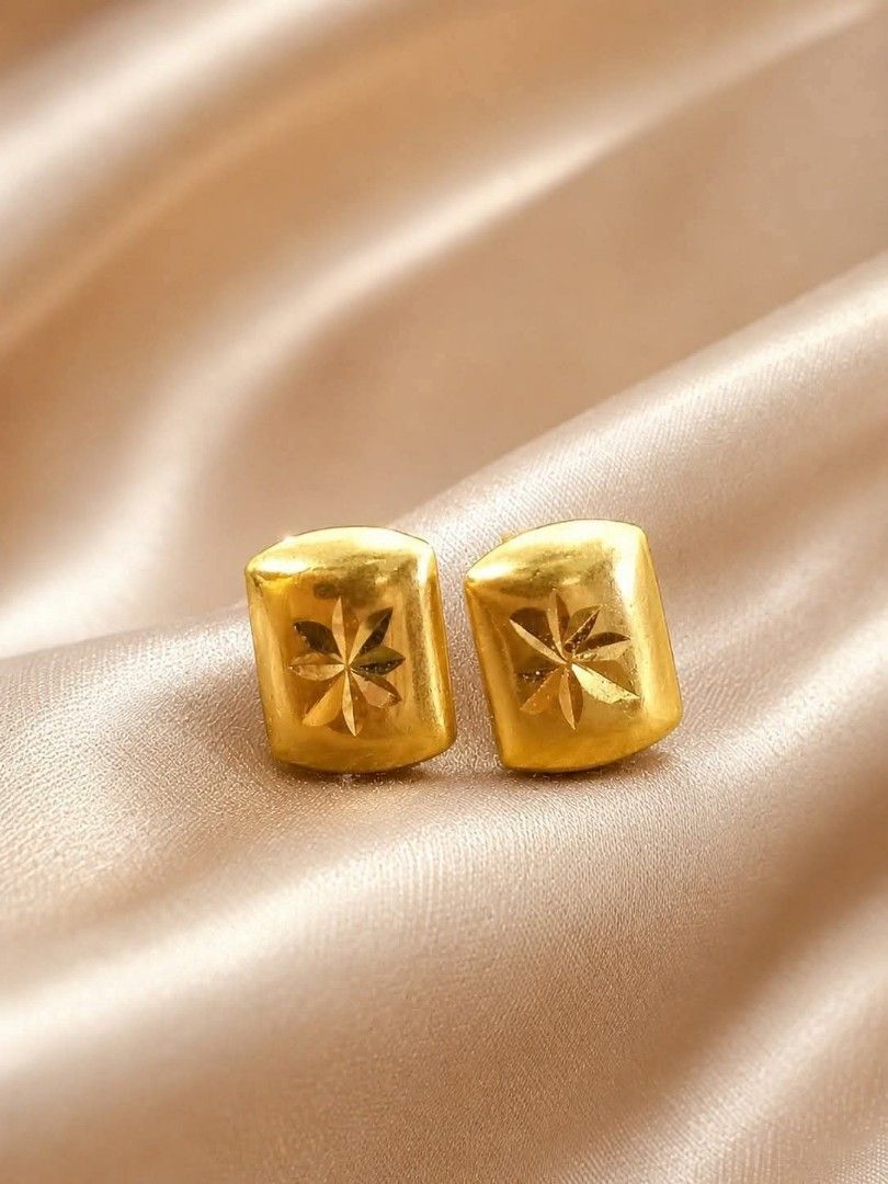 18K Saudi Gold Square Sinag Earrings (Category: Earrings) located in Caloocan City. Submitted by cheskhaionlinestore2.0 (Listing ID 1459734011, Image 2). Description: 18K Pure Saudi Gold Square Sinag Earrings ₱4000 only 📌 🍒 Pawnable/ Nasasangla💯 🍒 Brandnew 💯 🍒 Ship via JNT/ LBC 🍒 Lalamove for same day delivery 🍒 We accept COD COP with downpayment to avoid cancellation of orders ⚡ How to Order? Please feel free to message us directly 🙏🏻 