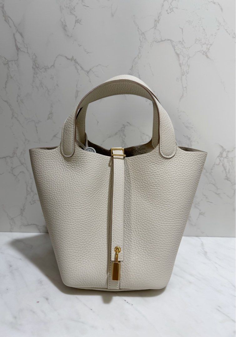 ‼️🥳特價現貨，26年8月新鮮單- Hermes picotin 18 奶昔白金釦 （分類：預購）位於 Hong Kong。 由 luxuryshop_hermes 提交（商品編號 1456944112，圖片 1）。簡介： 現貨🇭🇰-Picotin 18 奶昔白金釦 Craie GHW TC皮 氣質溫柔，春夏天必備淺色系 奶昔白灰灰白白很好搭配 ✔️靚價💕 ✔️K刻，26年8月新鮮單 ✅Full set有單可陪驗 ✅可預約合作實體店面交，可使用信用卡。