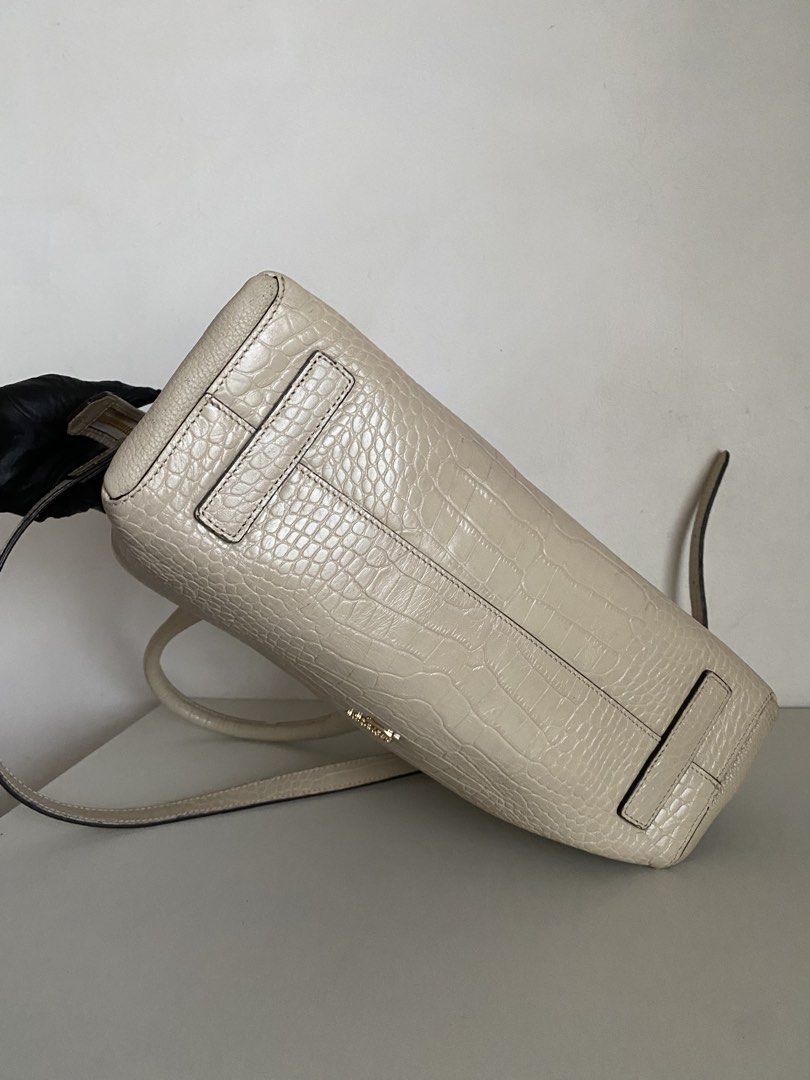 2way bag (Category: Looking For) located in Valenzuela. Submitted by leneluxe (Listing ID 1459899432, Image 3). Description: Samantha Thavasa 2way bag Crocs leather material Minimal signs of use only No flaws Japan source .