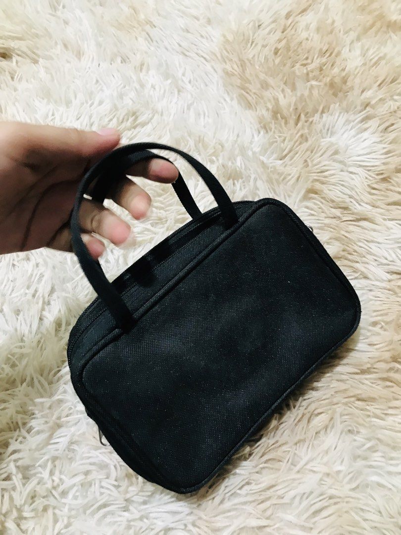 3 ZIP POUCH HANDBAG (Category: Purses & Pouches) located in Gamu. Submitted by 2022bagsbunny (Listing ID 1459713504, Image 3). Description: .