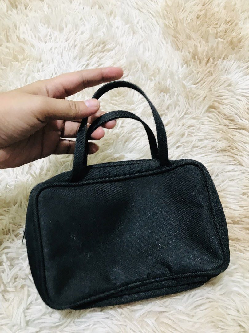 3 ZIP POUCH HANDBAG (Category: Purses & Pouches) located in Gamu. Submitted by 2022bagsbunny (Listing ID 1459713504, Image 1). Description: .