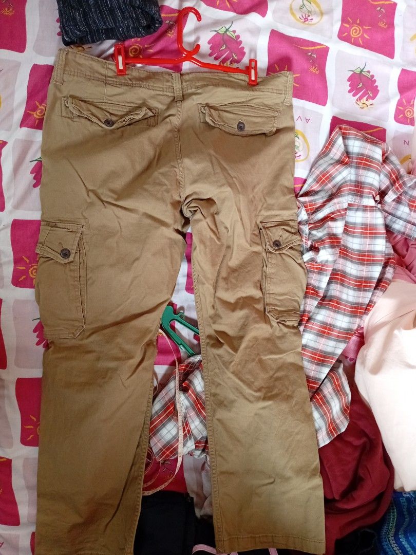 6 pocket jeans St. John's Bay (Category: Jeans) located in Bacoor. Submitted by yaniracha__ (Listing ID 1459738395, Image 3). Description: pm lng po if interested thankyy ✨️ W 38 L 38 hips 42.