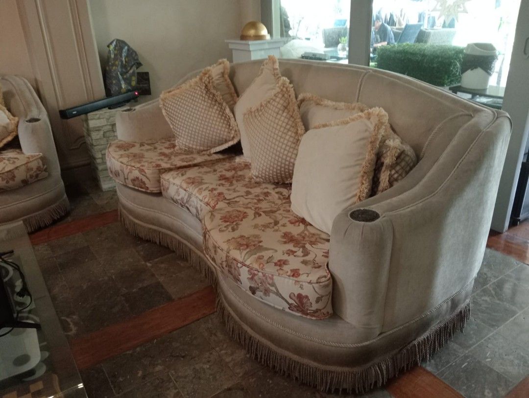 🛋️ ELEGANT CURVED SERPENTINE SOFA SET — 2 PIECES (Category: Sofas) located in Paranaque City. Submitted by gentle.declutter (Listing ID 1459754281, Image 3). Description: 🛋️ ELEGANT CURVED SERPENTINE SOFA SET — 2 PIECES Timeless classic set with graceful curved silhouette — brings refined warmth and luxury to any living space! ✨ LARGE SOFA 90" L × 36" D - Beautiful serpentine curved design, soft neutral beige upholstery - Floral seat cushions i