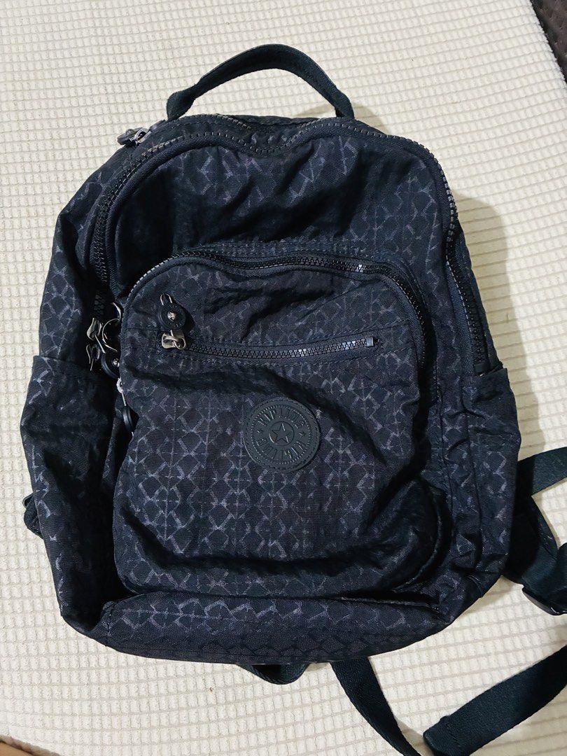 🖤 KIPLING BACKPACK - Black Authentic (Category: Backpacks) located in Quezon City. Submitted by grai25 (Listing ID 1459844036, Image 2). Description: Pang matagalan na bagpack to! 😍 ✅ Color: Black with embossed pattern - hindi dumihin ✅ Original Kipling hardware - lahat ng zipper Kipling nakaukit ✅ Maraming compartments - kasya laptop, payong, baon ni bagets ✅ Malinis loob - walang amoy, walang butas ✅ Padded shoulder strap - hindi masakit sa b
