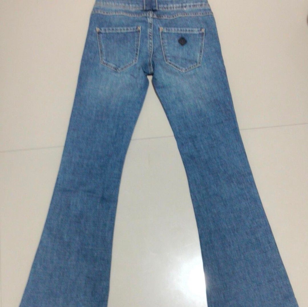Abrand LOW RISE jeans Andy (Category: Jeans) located in Angeles City. Submitted by velourlane (Listing ID 1459717363, Image 2). Description: denim: 25 AU: 7 US: 0 waist: 25 inches/63.5cm seat: 36 inches/91.5cm thigh: 21 inches/ 52.5cm.