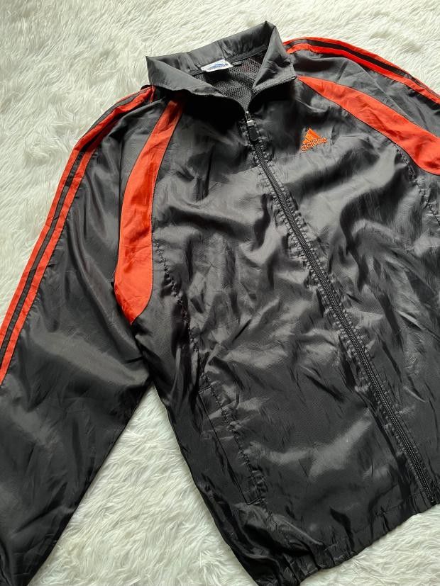 Adidas WindBreaker w/ hood (Category: Coats, Jackets and Outerwear) located in Manila. Submitted by love_micha0831 (Listing ID 1459879558, Image 3). Description: PM FOR MORE DETAILS ‼️NO ISSUE‼️ L-29 ↕️ W-23 ↔️ MOD: JNT/LALAMOVE 🛵 MOP: GCASH💲 LOC: METROMANILA VALENZUELA 📍.