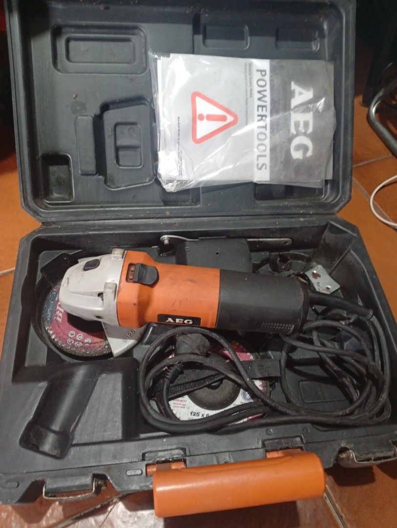 AEG WS 6-125 Angle Grinder 700W 125mm (Category: Construction Tools & Equipment) located in San Mateo. Submitted by waynetek14 (Listing ID 1459792287, Image 1). Description: - AEG Angle Grinder WS 6-125 - Powerful 700W motor - Compatible with 125mm discs - Operates on 220-240V, 50-60Hz - Comes with original case and handle - Made in China - Ideal for various cutting and grinding jobs.