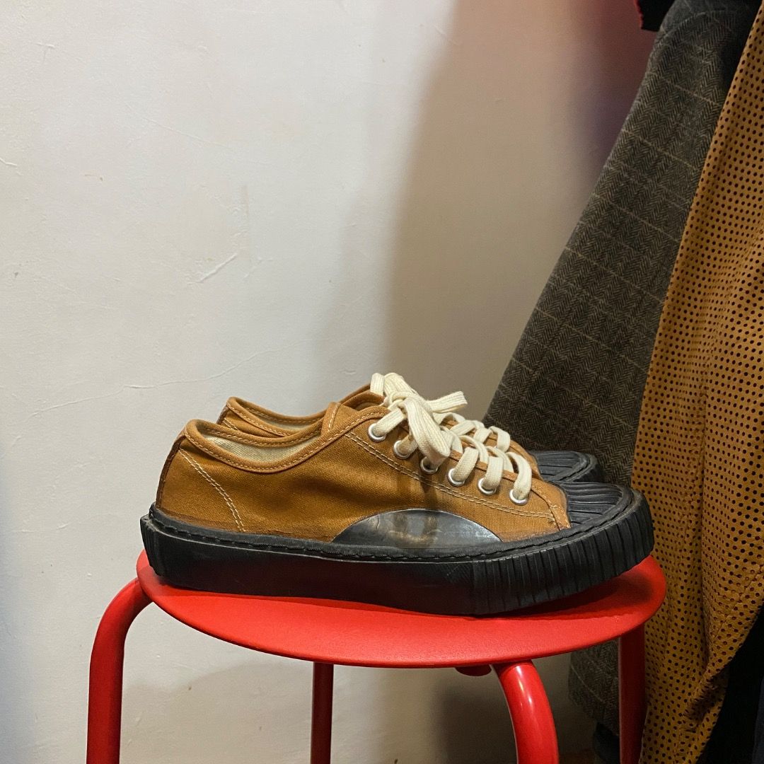 Alternative Country & Co. Shellcap Vintage 24 (Category: Sneakers) located in Antipolo. Submitted by bentakahitanoano (Listing ID 1459761285, Image 3). Description: The shoes in the image are the Chucker 4 Vintage Low in the Camel colorway, made by the Hong Kong-based heritage footwear and boot brand Alternative Country & Co. Still in good shape Size 24 can fit 38/39 eu .