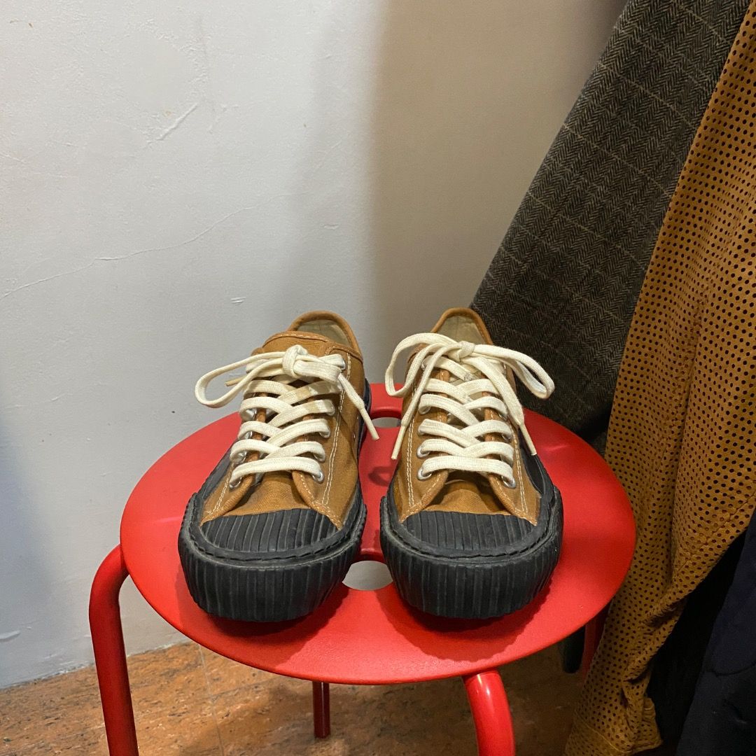 Alternative Country & Co. Shellcap Vintage 24 (Category: Sneakers) located in Antipolo. Submitted by bentakahitanoano (Listing ID 1459761285, Image 2). Description: The shoes in the image are the Chucker 4 Vintage Low in the Camel colorway, made by the Hong Kong-based heritage footwear and boot brand Alternative Country & Co. Still in good shape Size 24 can fit 38/39 eu .
