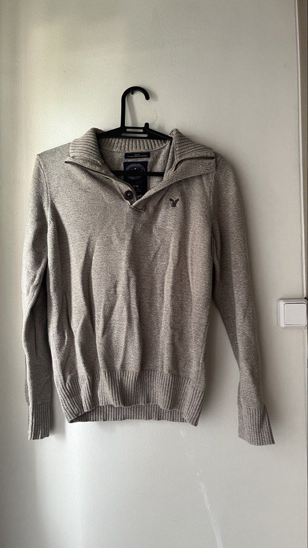American Eagle Outfitters Sweater Men's Size M (Category: Coats, Jackets and Outerwear) located in Quezon City. Submitted by deargenna (Listing ID 1459828794, Image 1). Description: - Grey marl knit sweater from American Eagle Outfitters - Quarter zip neckline with a collar - Ribbed cuffs and hem - Small eagle logo embroidered on the chest - Versatile for layering or standalone wear * 💳 MOP: GCash / Bank Transfer * 🛵 MOD: Same-day delivery via 