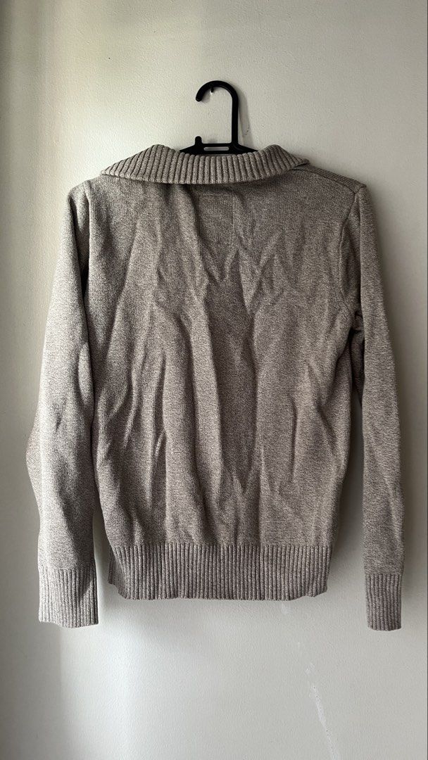 American Eagle Outfitters Sweater Men's Size M (Category: Coats, Jackets and Outerwear) located in Quezon City. Submitted by deargenna (Listing ID 1459828794, Image 2). Description: - Grey marl knit sweater from American Eagle Outfitters - Quarter zip neckline with a collar - Ribbed cuffs and hem - Small eagle logo embroidered on the chest - Versatile for layering or standalone wear * 💳 MOP: GCash / Bank Transfer * 🛵 MOD: Same-day delivery via 