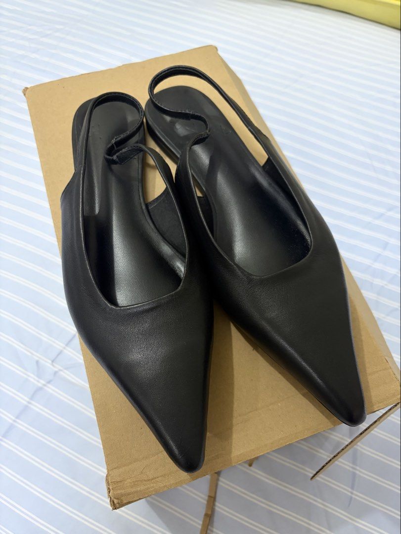Apara Black Pointed Toe Slingback flats (Category: Heels) located in Marikina City. Submitted by cstsells02 (Listing ID 1459813253, Image 1). Description: - Brand: Apara - Classic black slingback flats - Real leather - BRAND NEW! Never used - Rfs: wrong size - selling for Php 4,000 from store price of Php 6,200 .