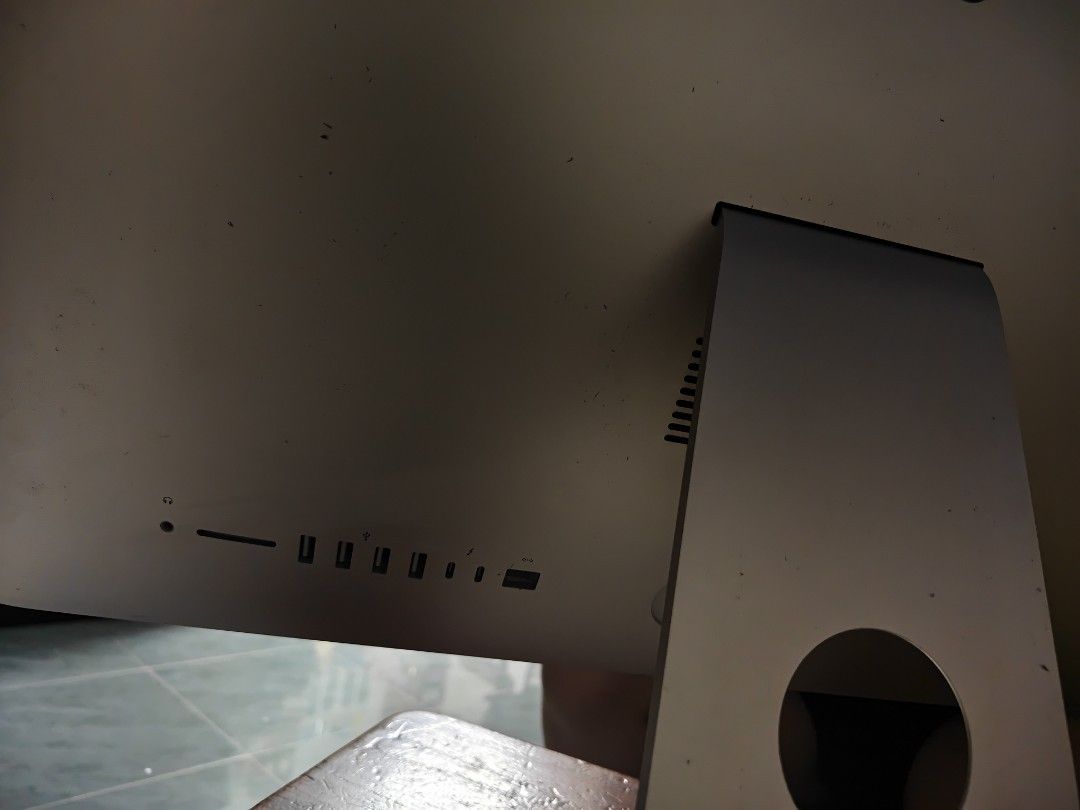 Apple iMac (Retina 4K, 2019) 21.5吋 （分類：桌上電腦）位於 Hong Kong。 由 noblebear_7f72c8 提交（商品編號 1459689898，圖片 3）。簡介： 2019年 iMac 21.5吋 Retina 4K 顯示器。i3 處理器，8GB RAM，1tbssd Radeon Pro 555X 顯示卡。macOS Monterey 12.5.1。機身冇乜花痕，下边有少少贴纸。運作正常。有興趣可以問吓。。