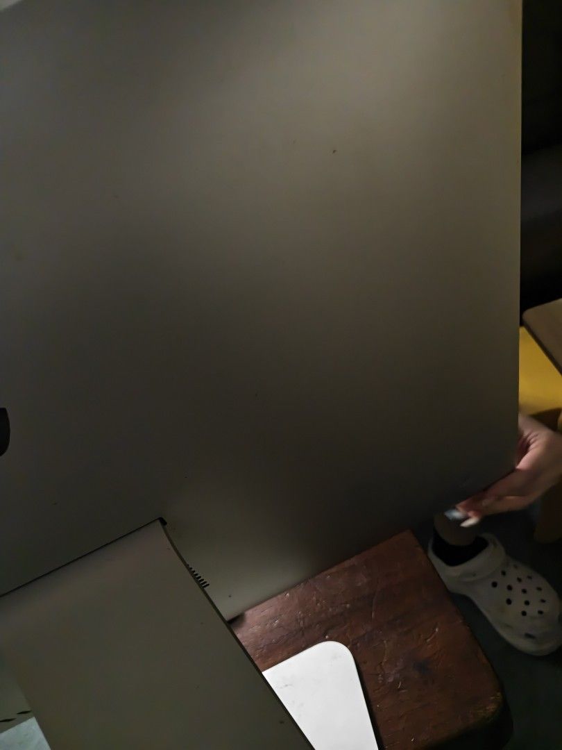 Apple iMac (Retina 4K, 2019) 21.5吋 （分類：桌上電腦）位於 Hong Kong。 由 noblebear_7f72c8 提交（商品編號 1459689898，圖片 1）。簡介： 2019年 iMac 21.5吋 Retina 4K 顯示器。i3 處理器，8GB RAM，1tbssd Radeon Pro 555X 顯示卡。macOS Monterey 12.5.1。機身冇乜花痕，下边有少少贴纸。運作正常。有興趣可以問吓。。