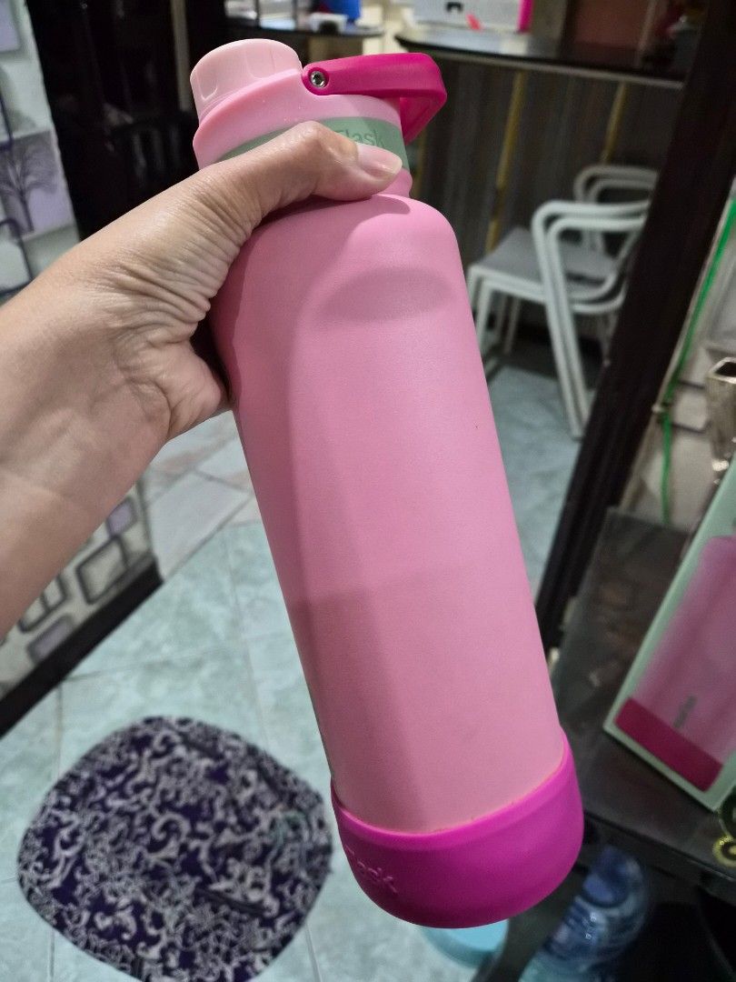 Aquaflask color wave 40ml (Category: Water Bottles & Tumblers) located in Pasig City. Submitted by periwinklepeach (Listing ID 1459778379, Image 2). Description: with box rfs need funds new model of aquaflask.