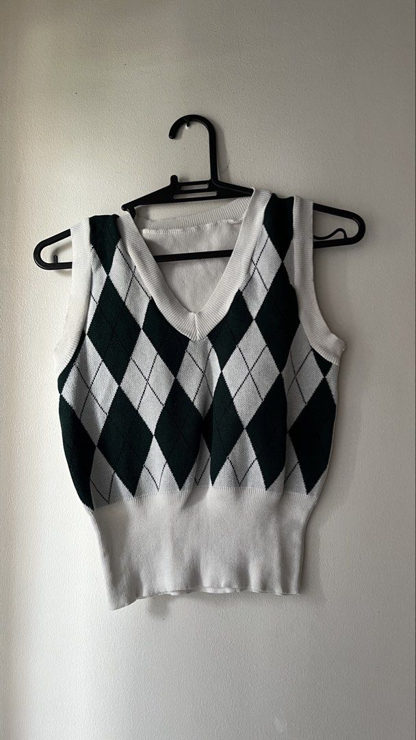 Argyle Knit V-Neck Sleeveless Vest Top (Category: Sleeveless) located in Quezon City. Submitted by deargenna (Listing ID 1459829159, Image 1). Description: - Classic argyle pattern vest - Dark green and white diamond print - V-neckline - Sleeveless design - Ribbed hem - Versatile for layering or wearing alone - Casual and preppy style * 💳 MOP: GCash / Bank Transfer * 🛵 MOD: Same-day delivery via Lalamove / Grab (Buyer pays SF) * 📍 Pick-Up: Gre