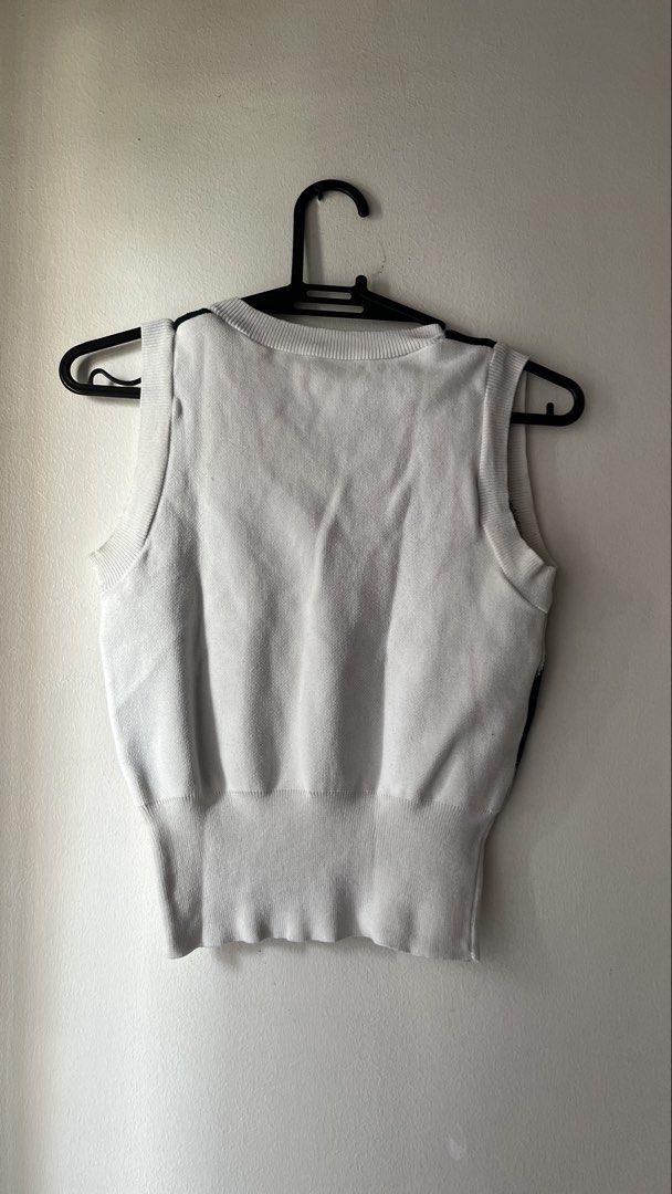 Argyle Knit V-Neck Sleeveless Vest Top (Category: Sleeveless) located in Quezon City. Submitted by deargenna (Listing ID 1459829159, Image 2). Description: - Classic argyle pattern vest - Dark green and white diamond print - V-neckline - Sleeveless design - Ribbed hem - Versatile for layering or wearing alone - Casual and preppy style * 💳 MOP: GCash / Bank Transfer * 🛵 MOD: Same-day delivery via Lalamove / Grab (Buyer pays SF) * 📍 Pick-Up: Gre