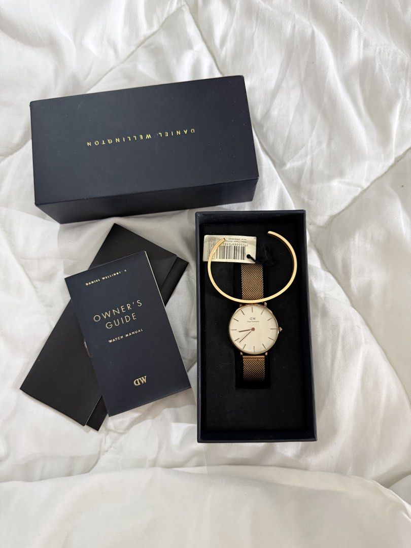 Authentic Daniel Wellington Set (Category: Luxury Accessories) located in Tarlac. Submitted by mechaellat (Listing ID 1459886682, Image 1). Description: Once lang siya nagamit and dahil matagal na stock need papalitan ng battery..