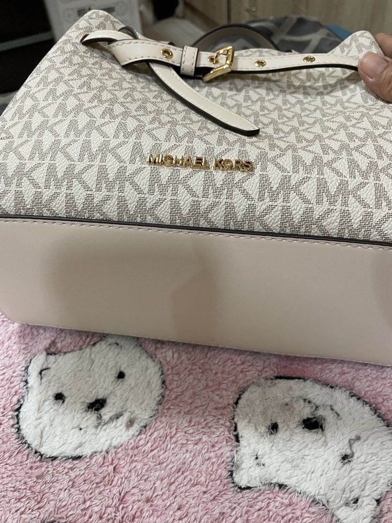 Authentic MK Emilia med satchel (Category: Cross-body Bags) located in Bulacan. Submitted by queendiday13 (Listing ID 1459765385, Image 2). Description: Authentic,US bought thru personal shopper Med size with sling 2 open compartments,1 zipped Signature logo in vanilla color.