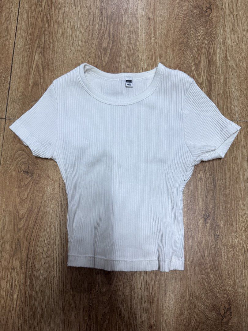 AUTHENTIC UNIQLO CROP TOP (Category: Others Tops) located in Makati City. Submitted by sassywear.ph (Listing ID 1459835252, Image 1). Description: Small on tag . No flaws.