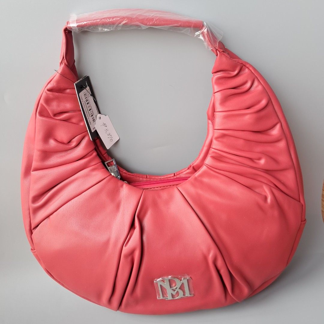 Badgley Mischka Pleats Shoulder Bag (Category: Shoulder Bags) located in Digos. Submitted by richcaliforniaclothingstore (Listing ID 1459757828, Image 1). Description: 📌Manage your expectations this is not brandnew 📦We ship nationwide via J&T Express (no COD❌️) 📍Location: Lim Extension Digos City Davao Del Sur (besides camillian sister) 📝Lay-away terms available 🎥 We offer video calls for transparency so you can personally inspect your item 