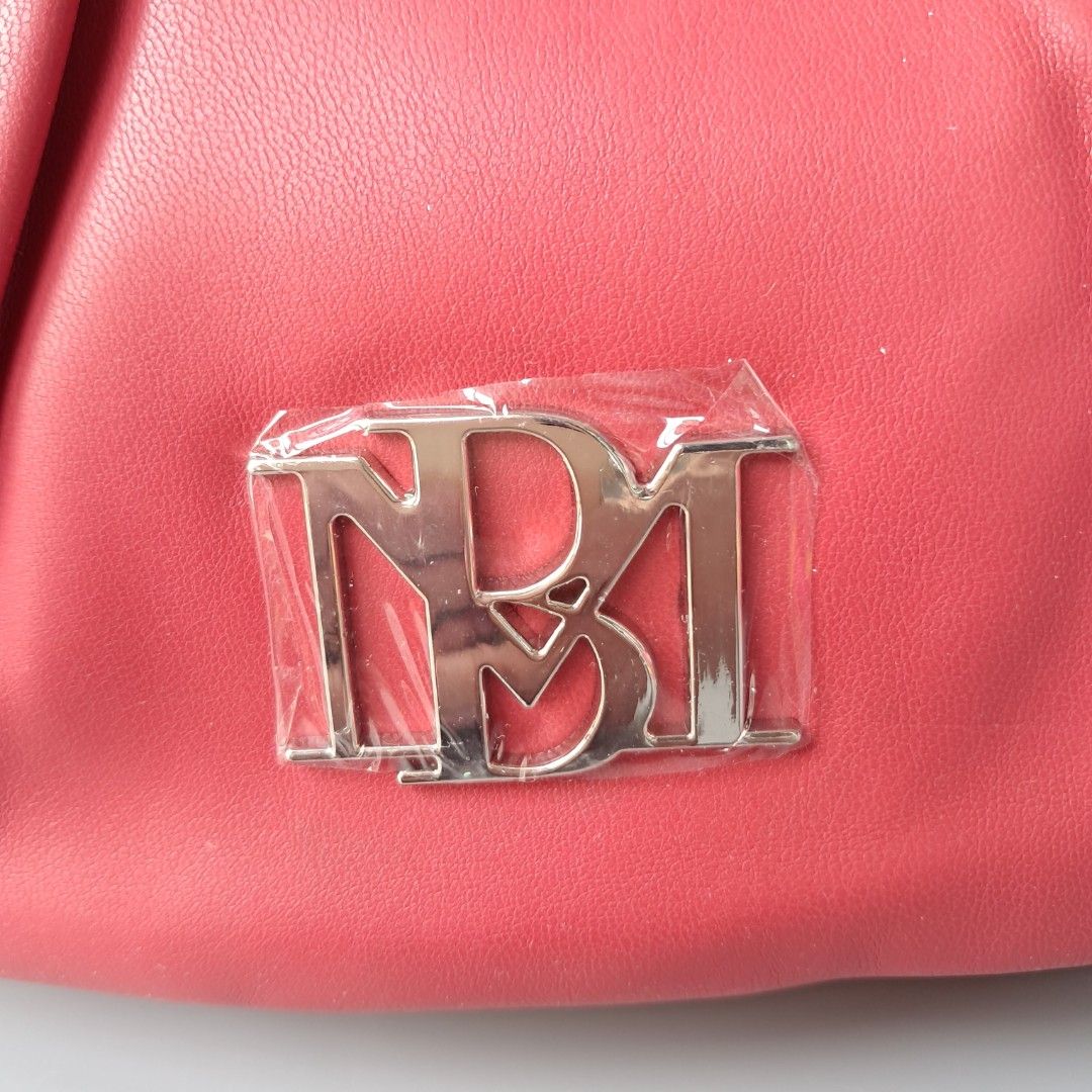 Badgley Mischka Pleats Shoulder Bag (Category: Shoulder Bags) located in Digos. Submitted by richcaliforniaclothingstore (Listing ID 1459757828, Image 2). Description: 📌Manage your expectations this is not brandnew 📦We ship nationwide via J&T Express (no COD❌️) 📍Location: Lim Extension Digos City Davao Del Sur (besides camillian sister) 📝Lay-away terms available 🎥 We offer video calls for transparency so you can personally inspect your item 