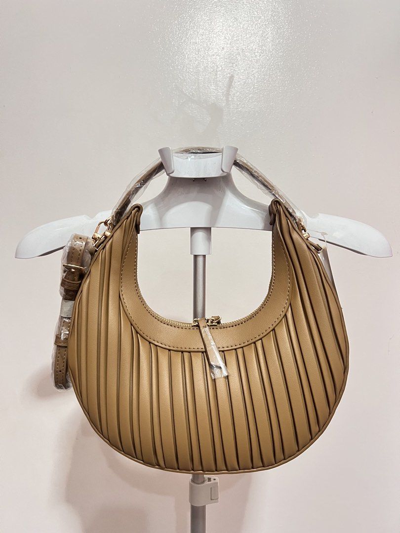 Bangkok Brown Hobo Bag (Category: Shoulder Bags) located in Caloocan City. Submitted by scyl_ (Listing ID 1459816932, Image 1). Description: - never been used - rfs: too many bags (decluttering) - no meetups loc: caloocan.