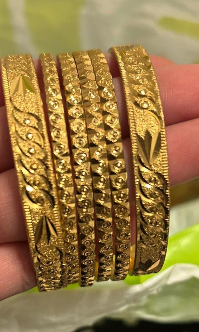bangles （分類：手鍊）位於 Hong Kong。 由 ezshophk23 提交（商品編號 1459876540，圖片 4）。簡介： artificial gold color bangles very good quality color doesn’t fade can wear and wash 。