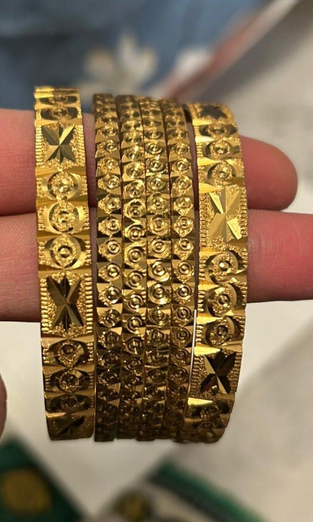 bangles （分類：手鍊）位於 Hong Kong。 由 ezshophk23 提交（商品編號 1459876540，圖片 3）。簡介： artificial gold color bangles very good quality color doesn’t fade can wear and wash 。