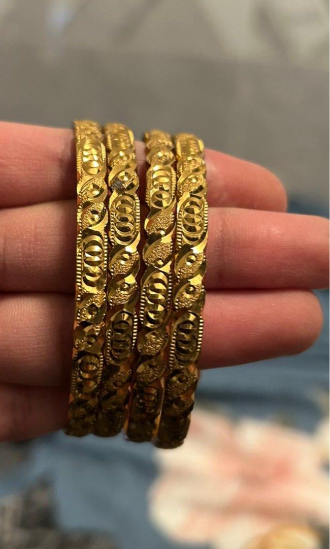 bangles （分類：手鍊）位於 Hong Kong。 由 ezshophk23 提交（商品編號 1459876540，圖片 5）。簡介： artificial gold color bangles very good quality color doesn’t fade can wear and wash 。