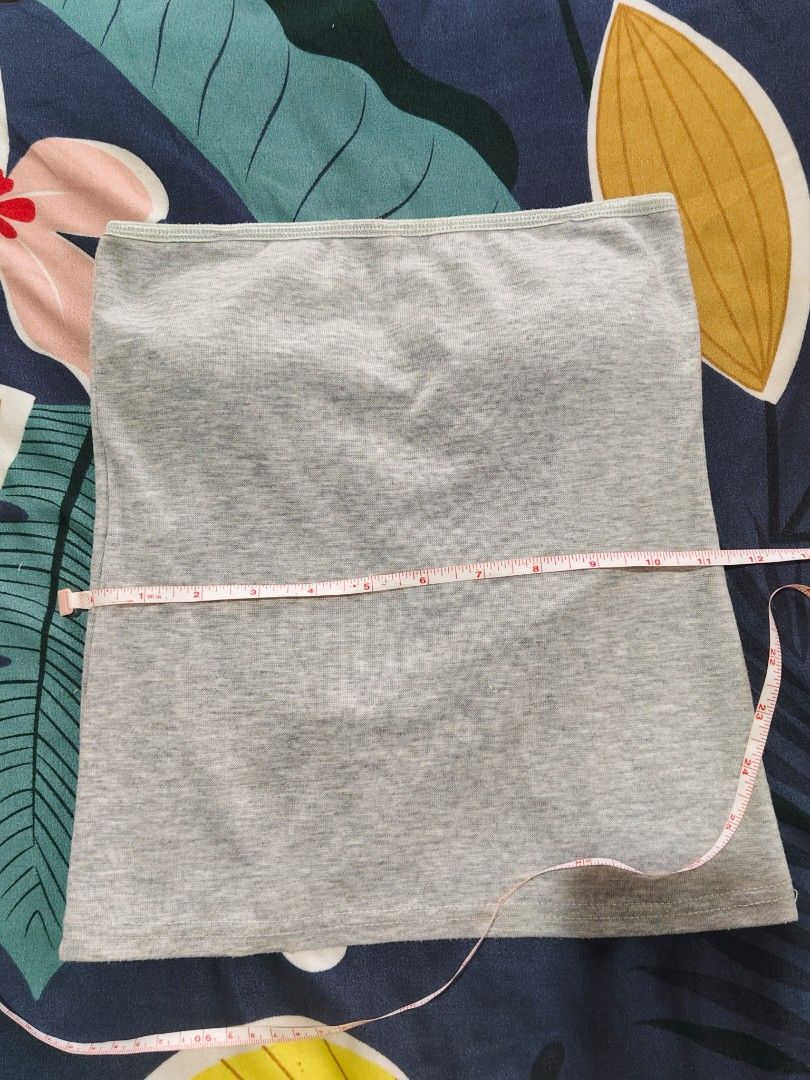 basic grey melange padded strapless tube top (Category: Sleeveless) located in Bulacan. Submitted by angel.decluttersx (Listing ID 1459784813, Image 3). Description: small size 11" L 13" W cotton fabric material stretchable.