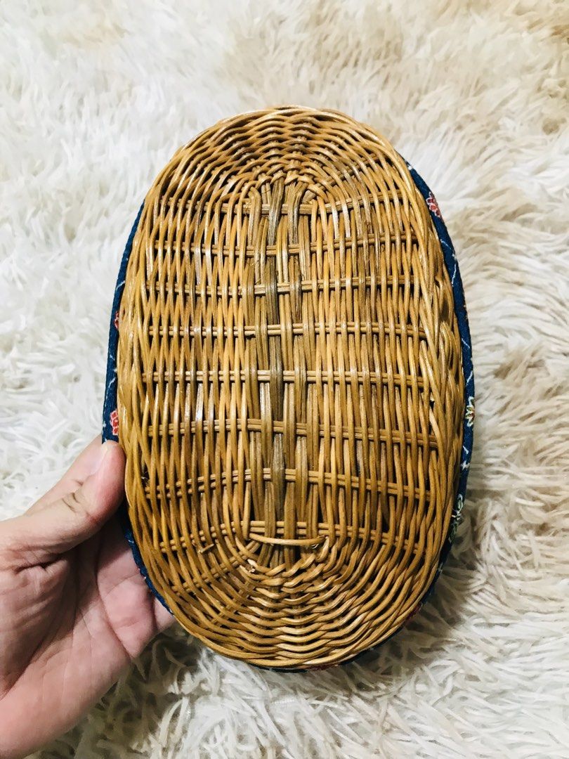 BASKET POUCH (Category: Purses & Pouches) located in Gamu. Submitted by 2022bagsbunny (Listing ID 1459715706, Image 2). Description: .