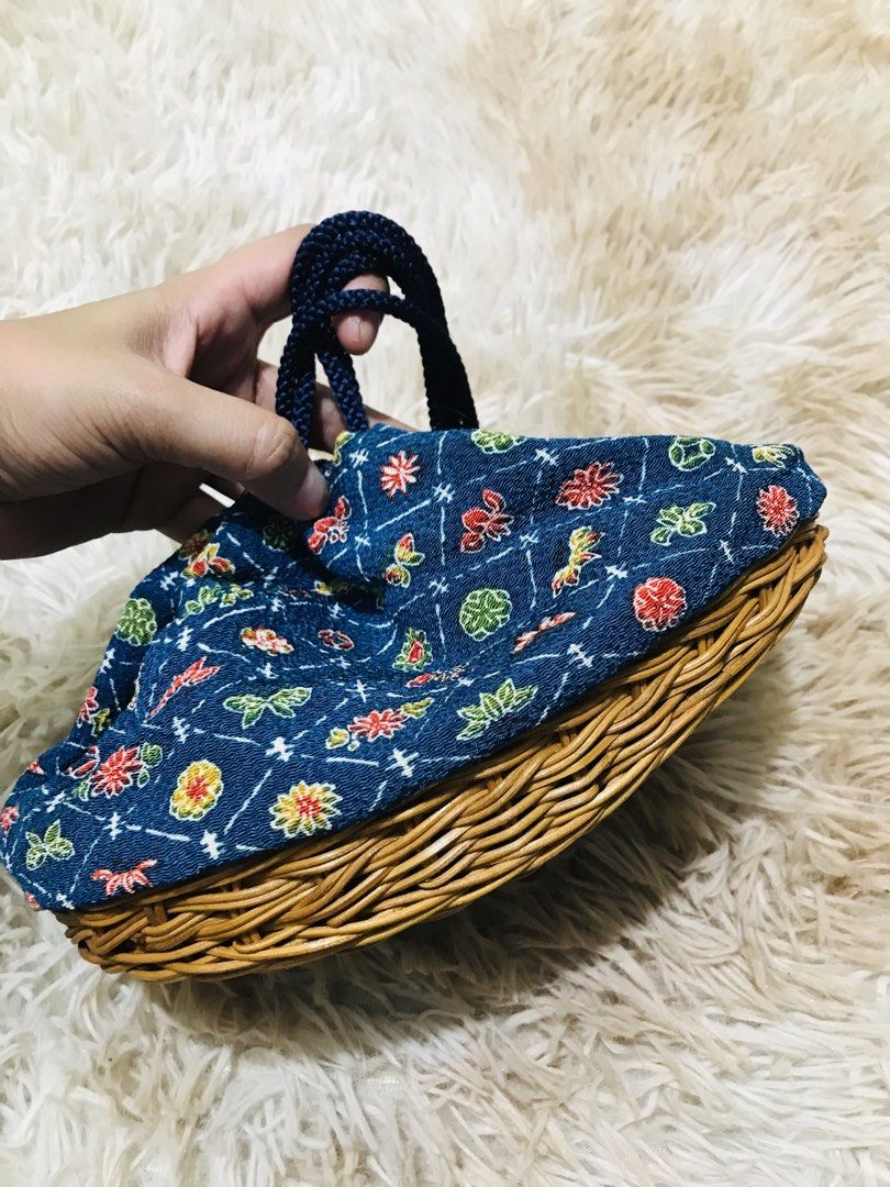 BASKET POUCH (Category: Purses & Pouches) located in Gamu. Submitted by 2022bagsbunny (Listing ID 1459715706, Image 1). Description: .