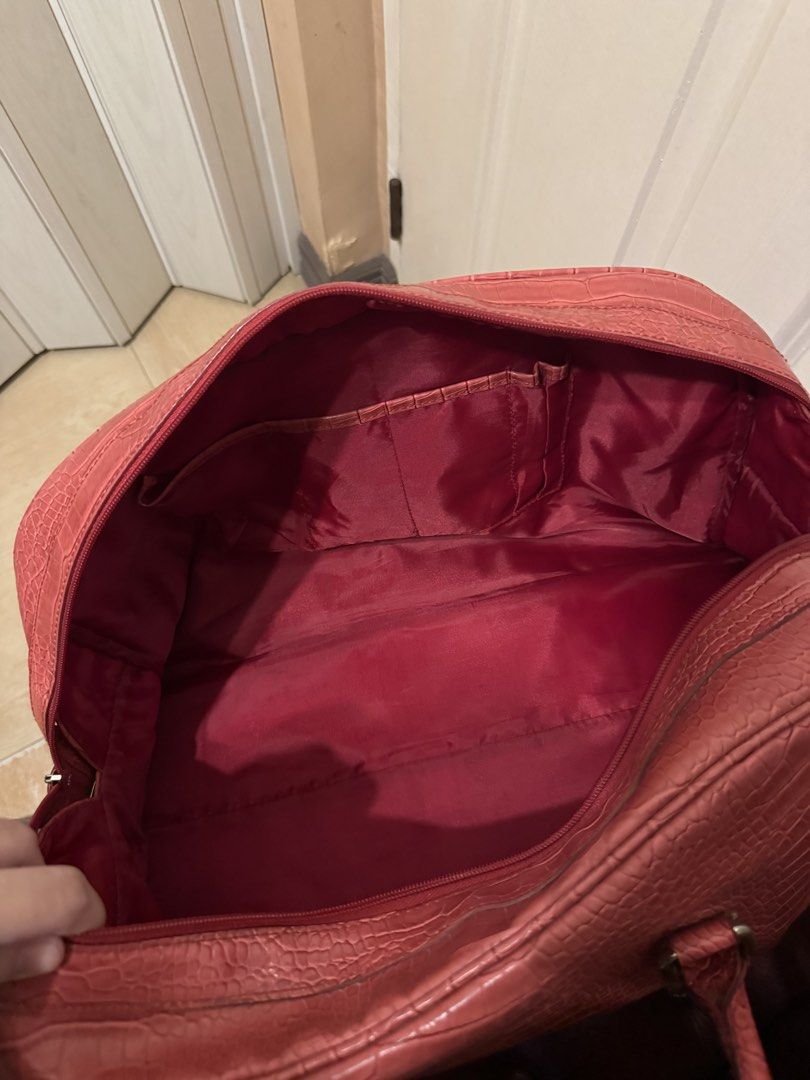 Bath & Body Works Red Croc Embossed Tote Bag (Category: Tote Bags) located in Bacoor. Submitted by nicafindssince2022 (Listing ID 1459819721, Image 3). Description: - Stylish red tote bag - Luxurious croc embossed texture - Spacious main compartment with internal pockets - Secure zipper closure - Ideal for travel or everyday use - Authentic Bath & Body Works item - Made in China.