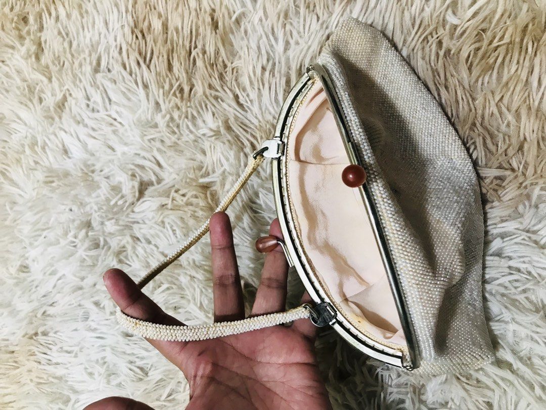 BEADED BAG (Category: Clutches) located in Gamu. Submitted by 2022bagsbunny (Listing ID 1459717134, Image 3). Description: .