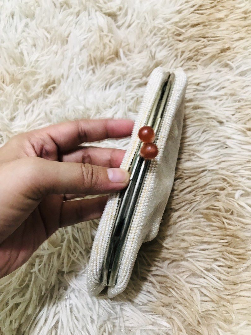 BEADED BAG (Category: Clutches) located in Gamu. Submitted by 2022bagsbunny (Listing ID 1459717134, Image 2). Description: .