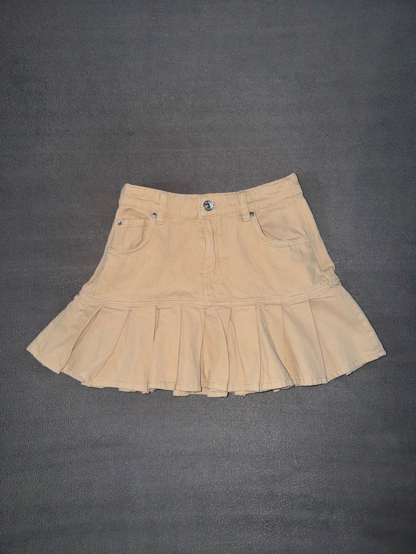 Bershka Beige Skirt (Category: Skirts) located in Quezon City. Submitted by spicycalimaki (Listing ID 1459765895, Image 1). Description: - size 26 - last price posted 🏷️ zara h&m mango uniqlo monki cotton on urban revivo bershka pull & bear love bonito editors market shein tiktok.